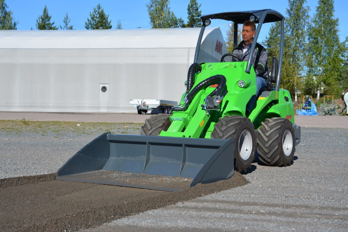 Avant-loader-A36717-A36706-Levelling-bucket-Attachment-for-mini-loader-3